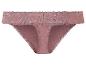Růžové kalhotky s krajkou.