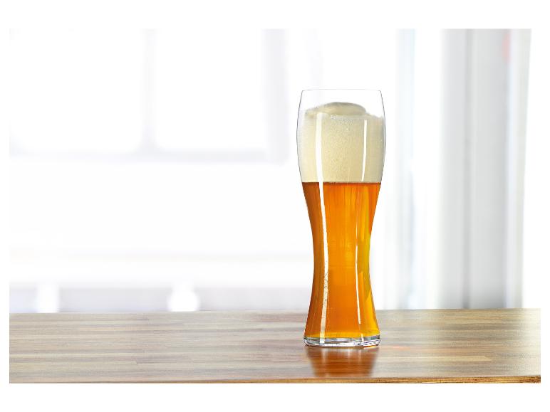 Světlý pivo v pivní sklenici na dřevěném stole.