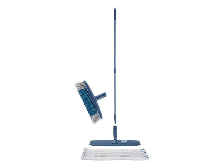 Modrý mop a čisticí kartáč s dlouhou rukojetí.