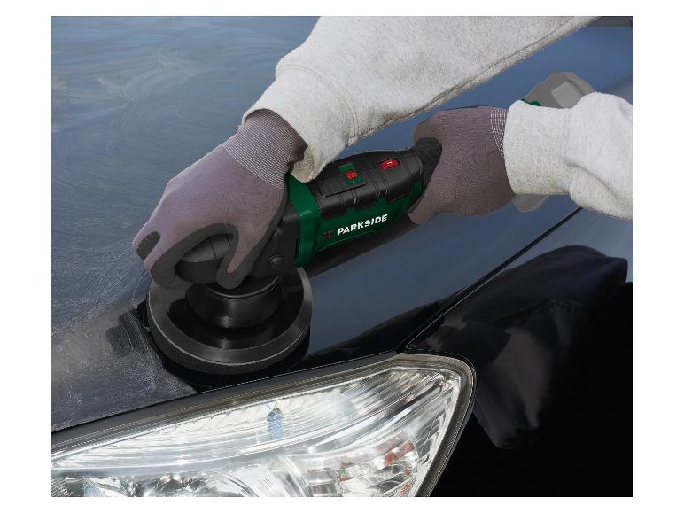 Muž leští černé auto leštičkou Parkside.