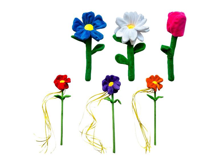 Plyšové květiny: velké sedmikrásky a tulipány, menší květy s páskami.