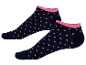 Pár tmavě modrých ponožek s růžovými puntíky.