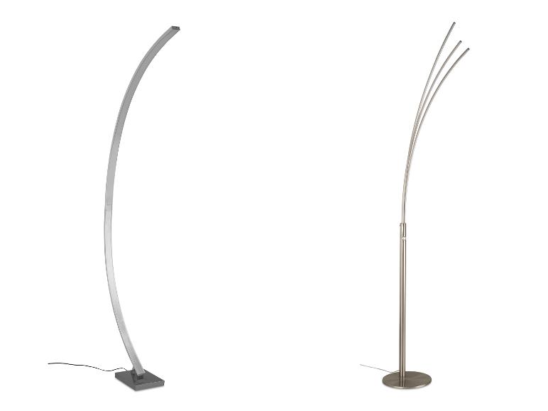 Dvě moderní, zakřivené stojací lampy se stříbrným povrchem.