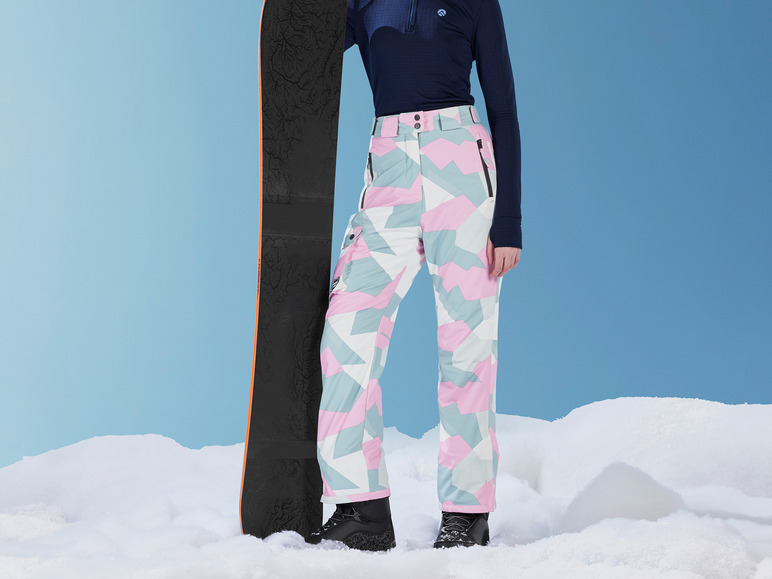 Snowboard a lyžařské kalhoty s geometrickým vzorem.