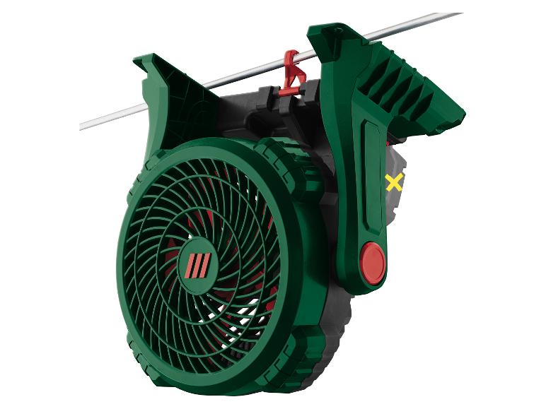 Tmavě zelený ventilátor, robustní design, zavěšený.