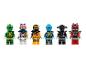 Šest LEGO Ninjago minifigurek v různých barvách a oblečení.