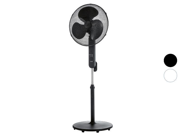 Černý stojanový ventilátor se třemi lopatkami a kulatou základnou, zobrazený s barevnými možnostmi.