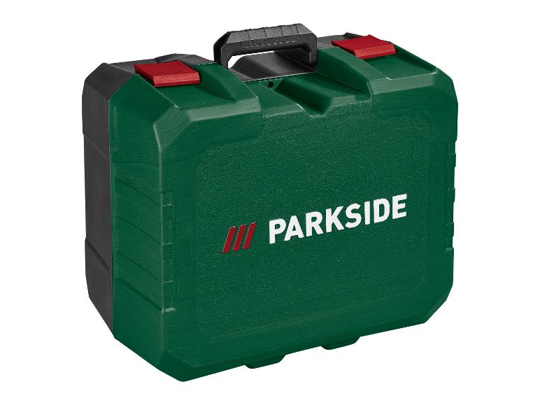 Zelený kufr na nářadí Parkside s rukojeťmi a červenými západkami.