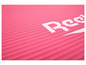 Růžová fitness podložka s logem Reebok.