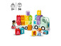 LEGO DUPLO hračky s nákladním autem, kostkami s písmeny a figurkami.