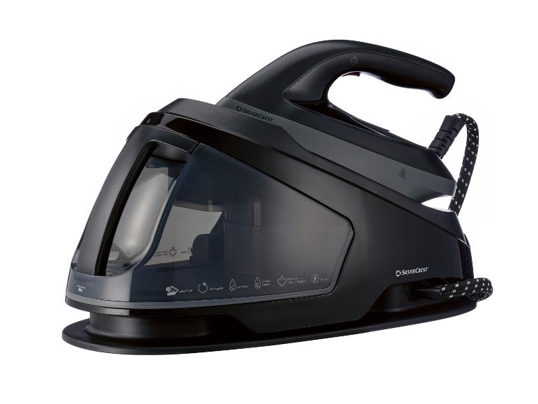 Černá napařovací žehlička s průhlednou nádržkou na vodu a logem značky.