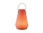 Oranžová svítilna s koženou rukojetí.