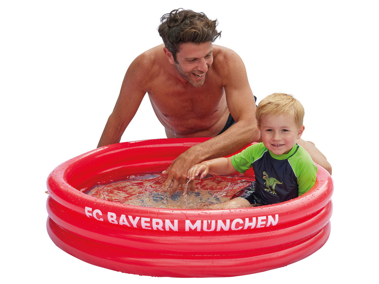 Dítě si hraje v nafukovacím bazénu FC Bayern München.