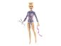 Barbie panenka v gymnastickém oblečení s kužely a stuhou.