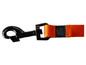 Oranžový vodítko pro psa s černým karabinou.