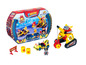 Hračky T-Racers Turbo Crane Challenge se žlutým jeřábem, auty a figurkou.