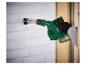 Foukací pistole Parkside X20V Team použitá k čištění stěn.