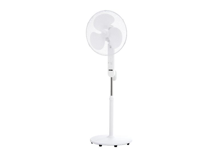 Bílý stojanový ventilátor se třemi lopatkami a kulatou základnou.