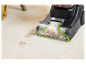 Čistič koberců Bissell PowerWash čistí koberec.