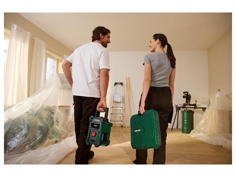 Pár nese nářadí Parkside v domě, který se rekonstruuje.