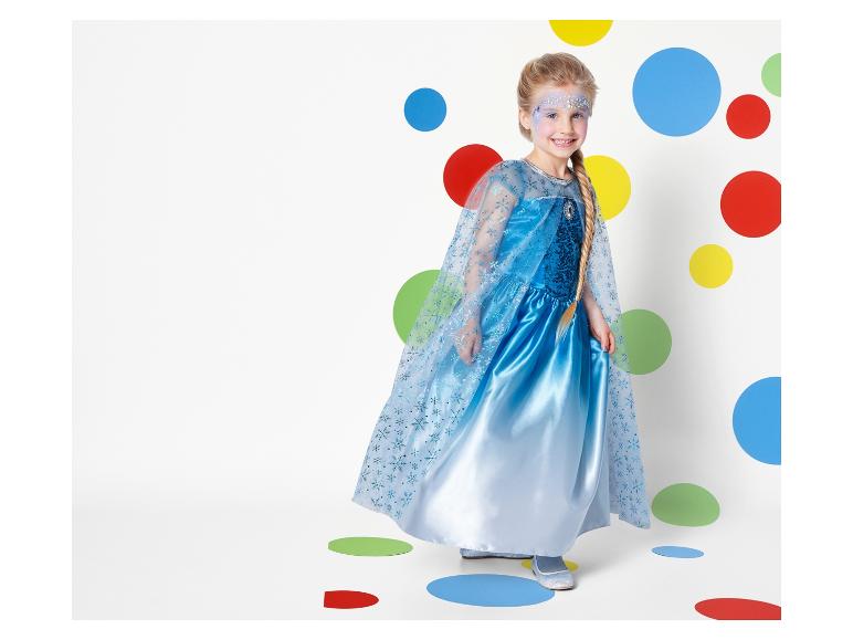 Dívka v šatech a pláštích Frozen se sněhovými vločkami.