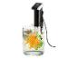 Sous vide zařízení s digitálním nastavením teploty, používané k vaření zeleniny ve vakuovém sáčku ve vodní lázni.