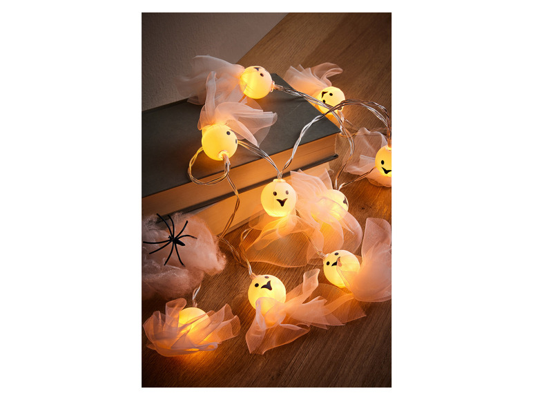 Světelný řetěz s duchy na Halloween.