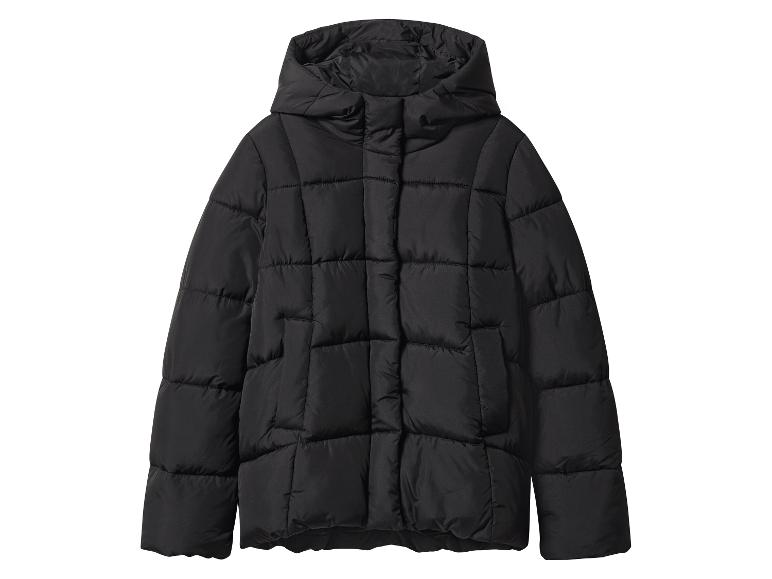 Černá prošívaná bunda s kapucí, položená naplocho.
