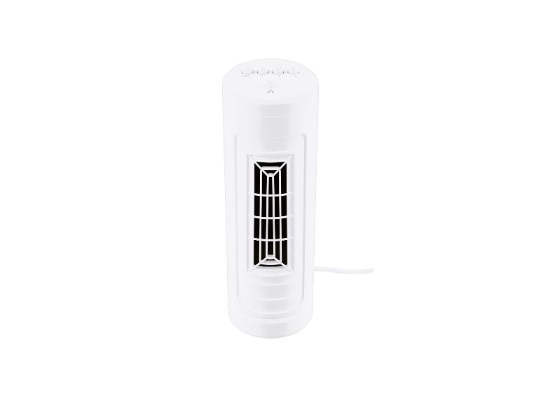 Bílý věžový ventilátor s integrovaným ovládáním.