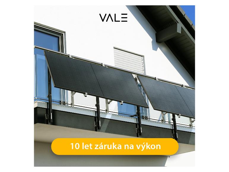 Solární panely namontované na zábradlí balkonu s textem „10 let záruka na výkon“.