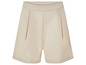 Béžové šortky s  záhyby.