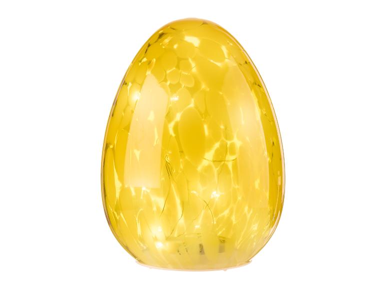 Žluté skleněné velikonoční vajíčko s LED světelným řetězem.