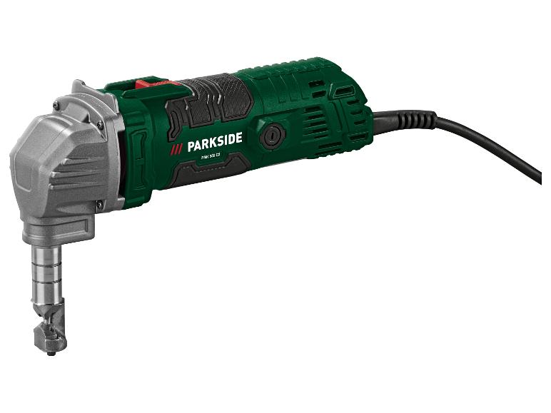 Zelená a šedá nůžky na plech Parkside PMK 550 C2 na bílém pozadí.