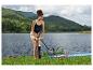 Žena nafukuje paddleboard Hydro-Force u jezera.