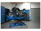 Černý motocykl Kawasaki na modrém hydraulickém zvedáku pro motocykly.