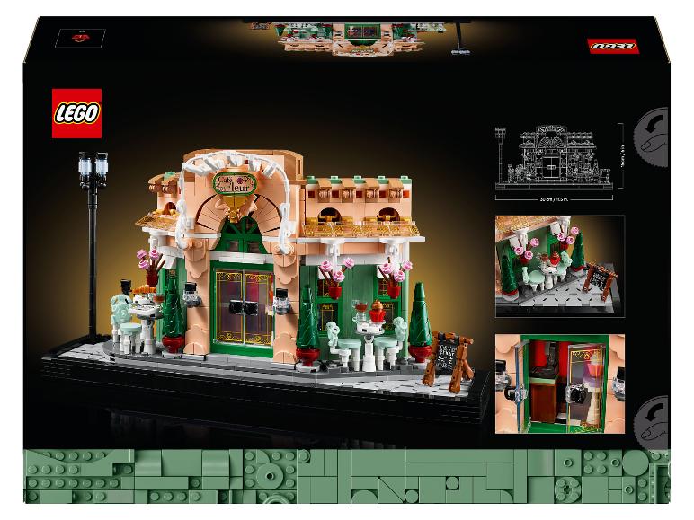 LEGO stavebnice kavárny s názvem „Café Fleur“ s venkovním posezením, pouliční lampou a detailním interiérem.