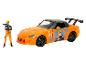 Oranžové hračkové auto s motivem Naruto a figurkou Naruto.
