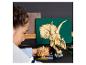 Dítě skládá LEGO Triceratops dinosauří kostru.