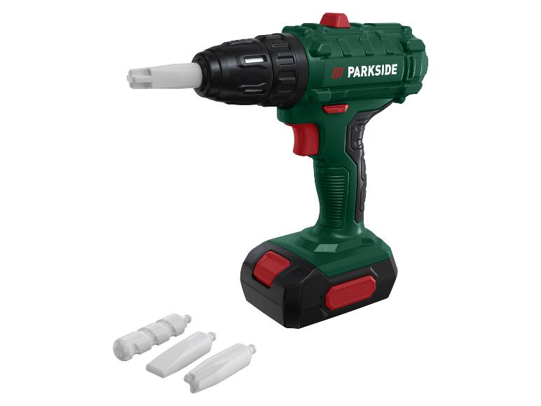 Parkside zelená vrtačka s bílým příslušenstvím na bílém pozadí.