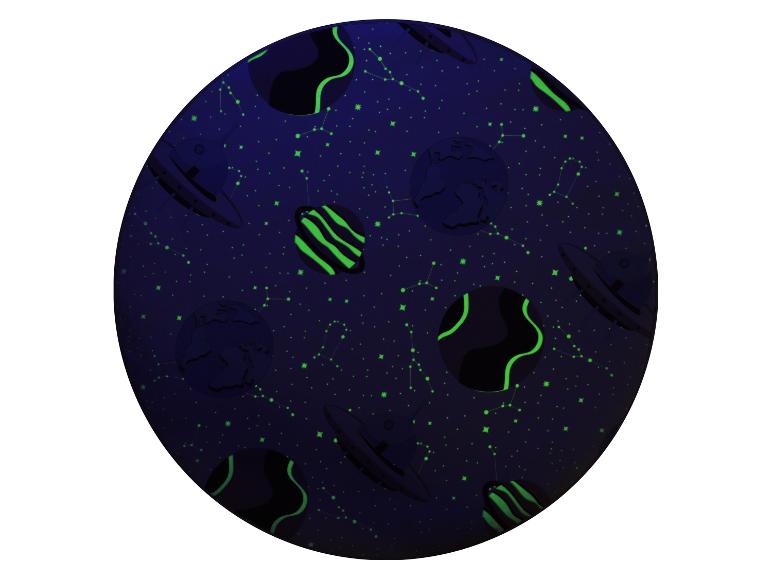 Svítivá koule s planetami a souhvězdími.