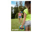 Dvě dívky hrají frisbee na zahradě.