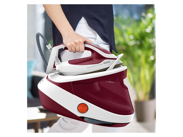 Žena drží v ruce parní žehličku Tefal Pro Express Ultimate.