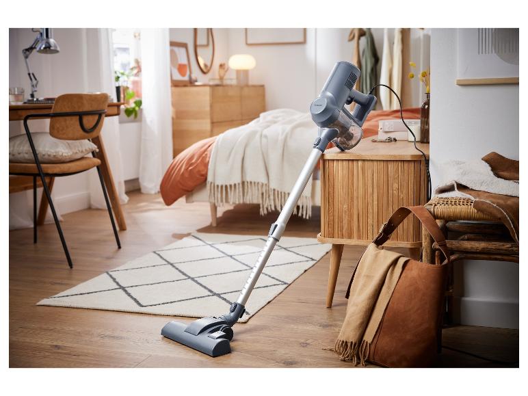 Šedý vysavač s kovovou trubicí na dřevěné podlaze