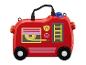 Červený dětský kufr ve tvaru hasičského auta s koly a rukojetí.