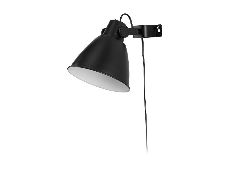 Černá nástěnná lampa s nastavitelným stínítkem.