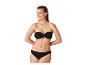 Usmívající se žena v černých bandeau bikinách s voštinovou texturou.