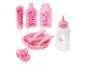 Růžová dětská láhev, talíř s příborem, dudlík a dvě láhve s motivem ptáčka.