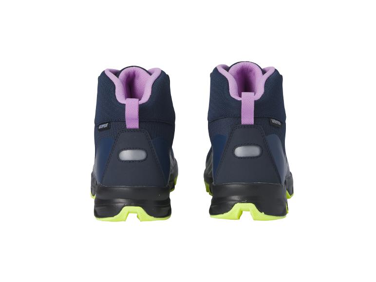 Dva páry modrých, voděodolných turistických bot.