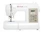 Bílý šicí stroj SINGER Serenade s digitálním displejem a mnoha vzory stehů.