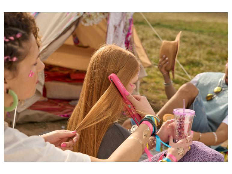 Narovnávání vlasů růžovou žehličkou SilverCrest, letní festival.
